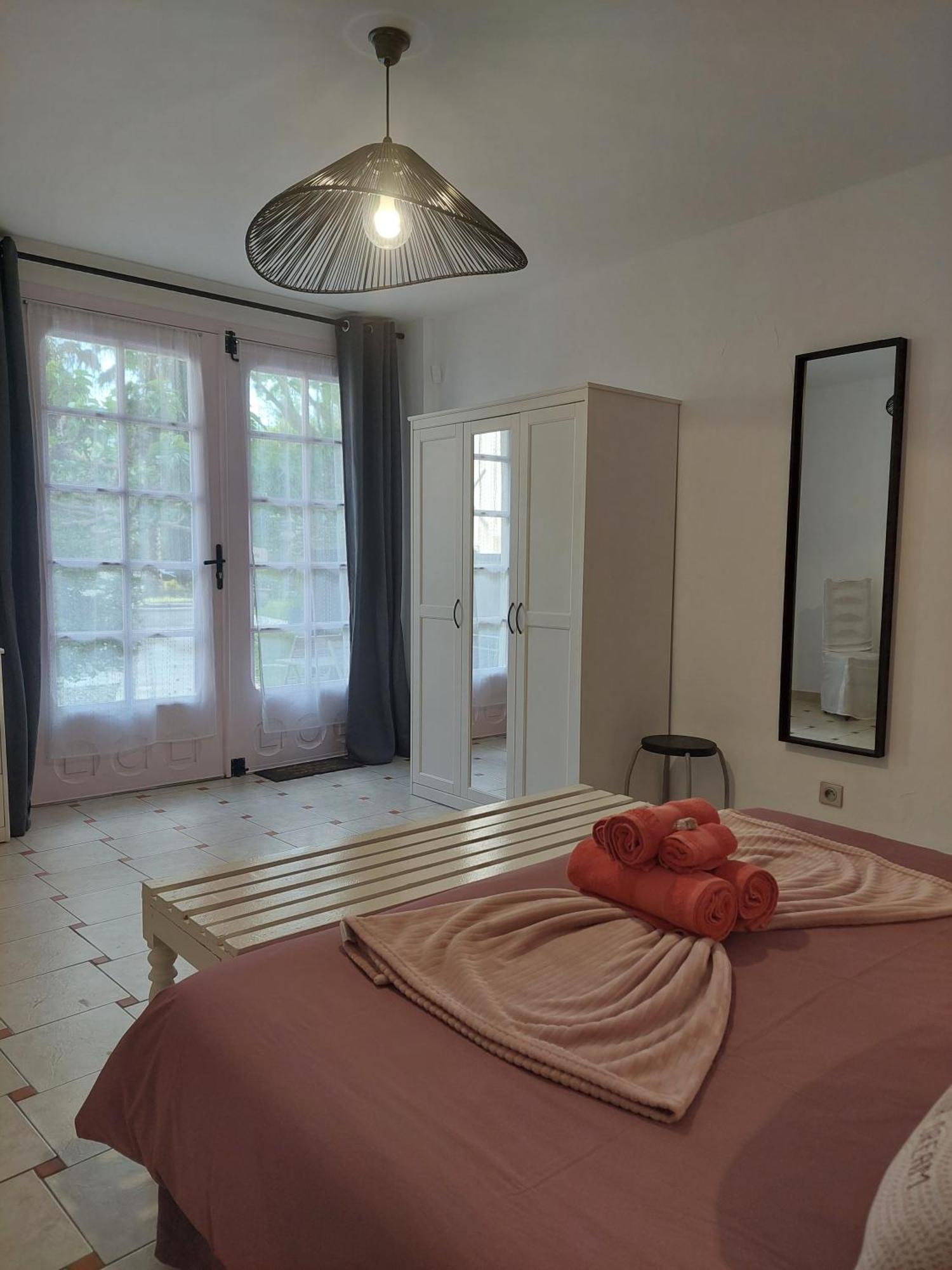 Bed and Breakfast Mas Des Cigognes Le Thor Zewnętrze zdjęcie
